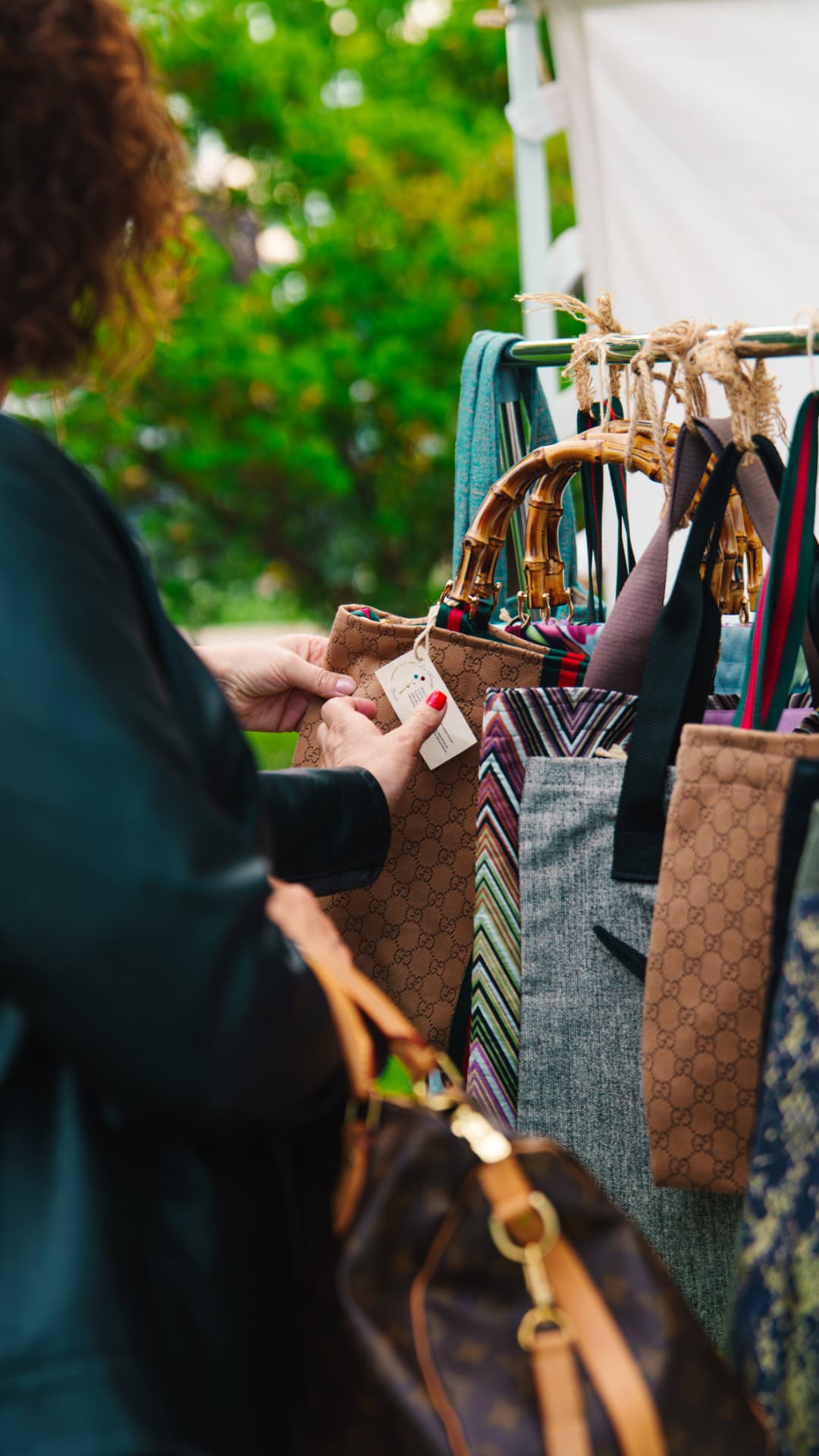 Borse vintage appese a una stampella al mercatino