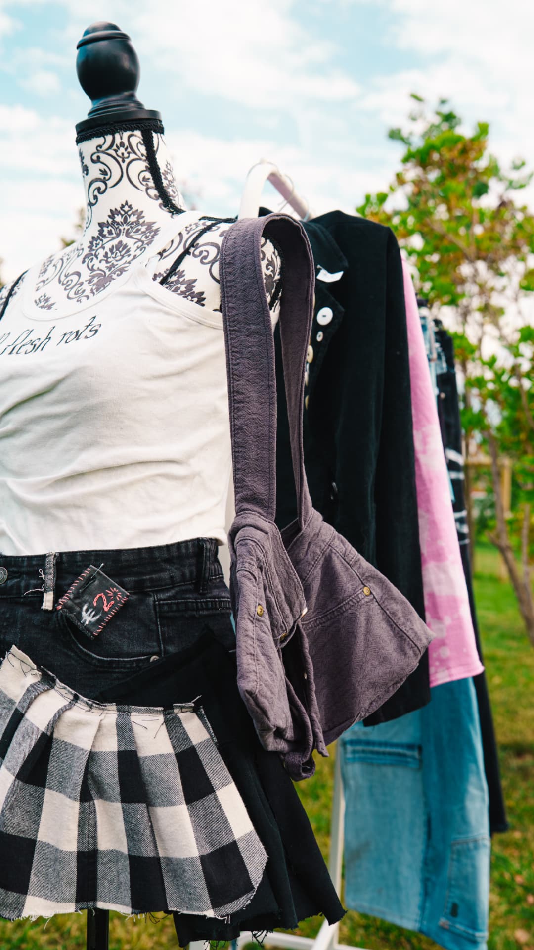 Capi vintage e accessori esposti su un manichino al mercatino