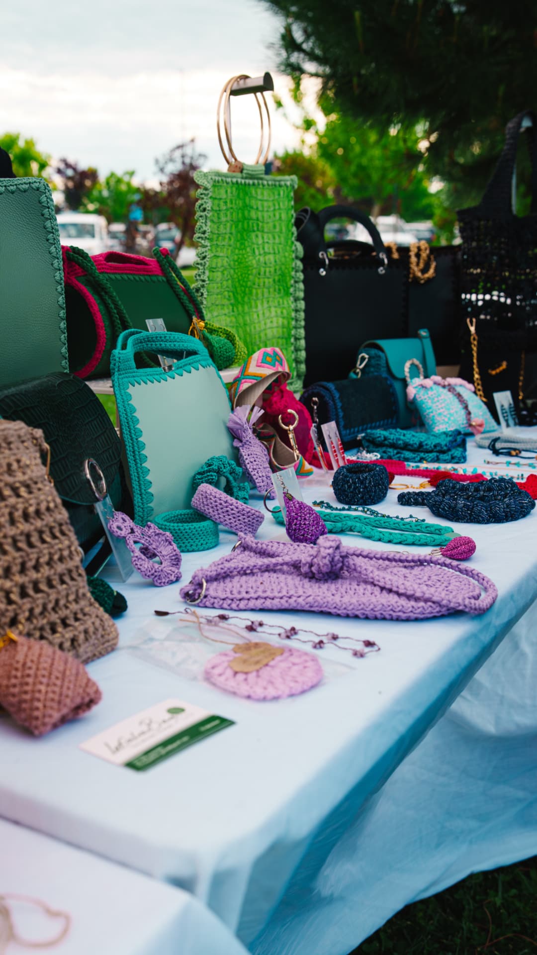 Borse in crochet e accessori colorati esposti sul tavolo