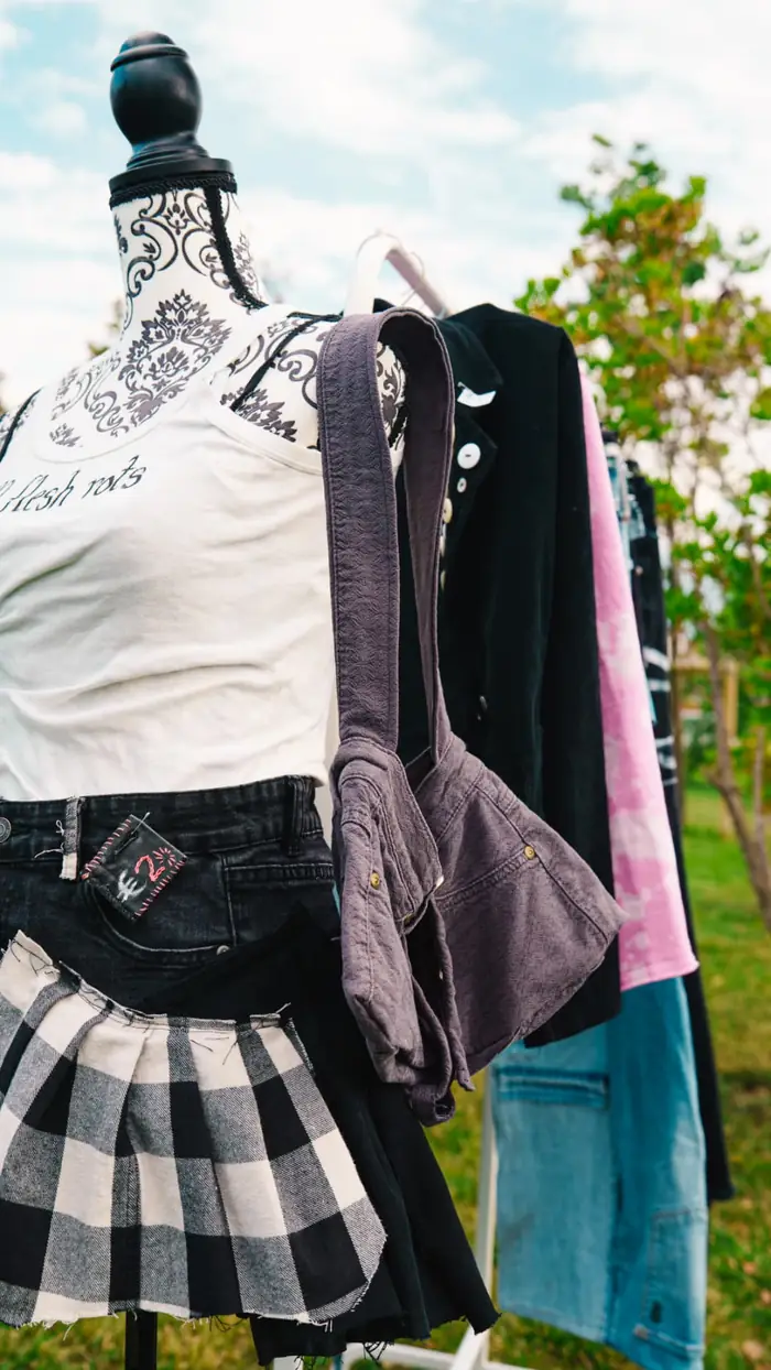 Capi vintage e accessori esposti su un manichino al mercatino
